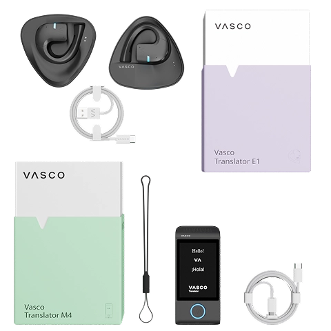 Vasco Translator E1 -paketti, jossa on kaksi langatonta käännöskorvakuuloketta, latauskaapeli, käyttöopas, säilytyspussi ja pakkaus, esillä Vasco Translator M4 -pakkauksen vieressä, jossa on kaulanauha ja kaapeli.