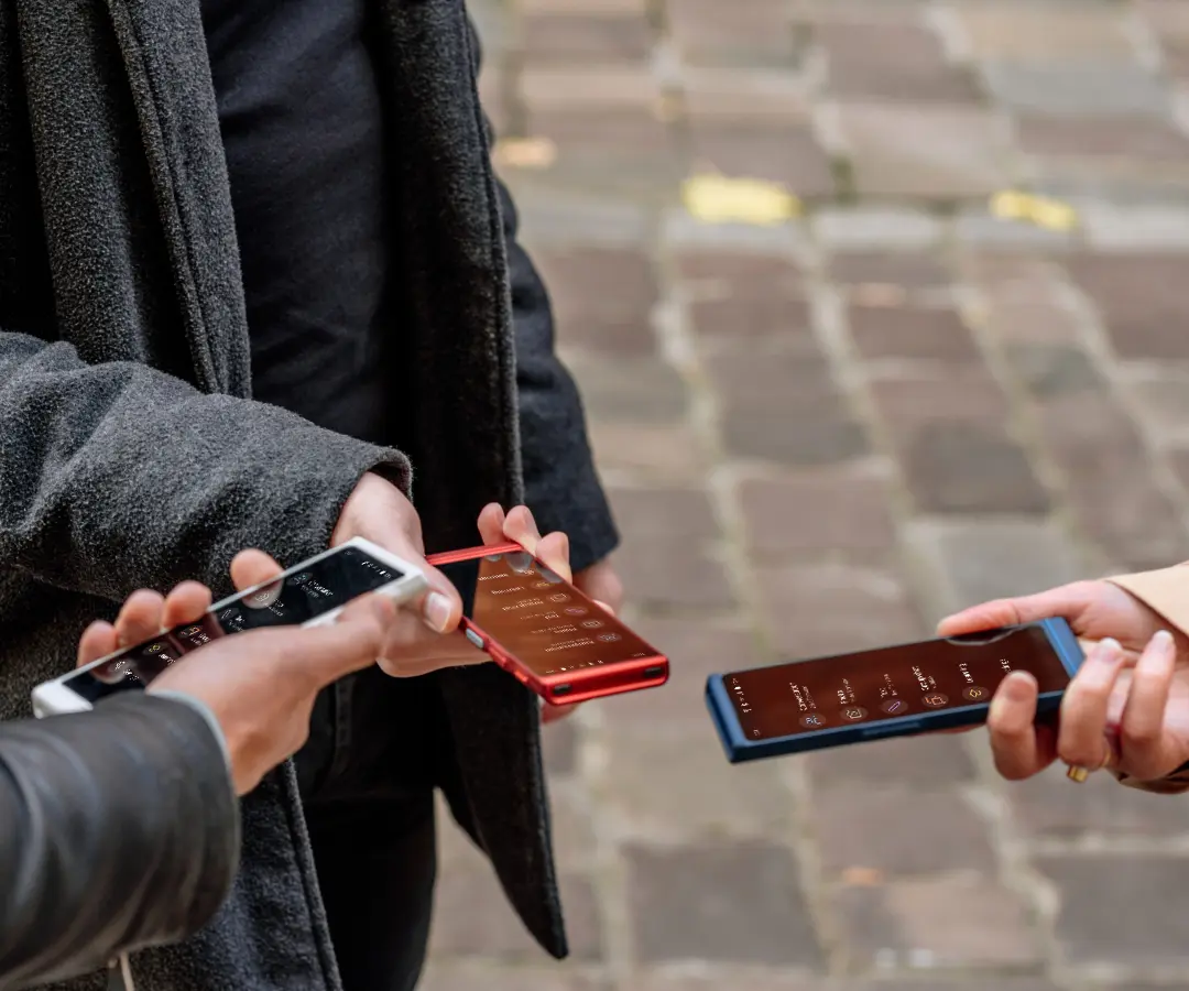 Kolme ystävää piteli tulkkejaan iloisesti, keskusteli ja jakoi hetkiä yhdessä. 